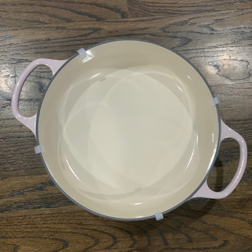 New Le Creuset Shell Pink Wide Round French Oven 24cm - Picture 2 of 7